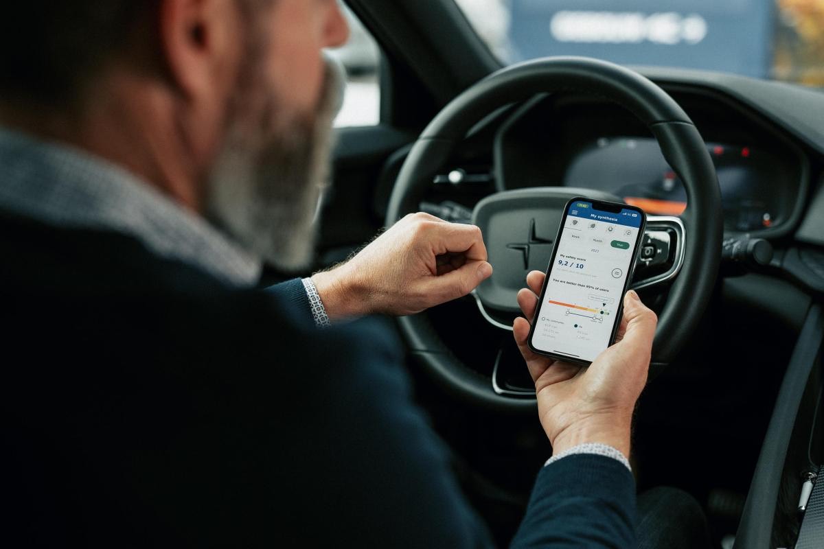 Chauffeur checkt zijn gegevens op zijn telefoon in de cabine