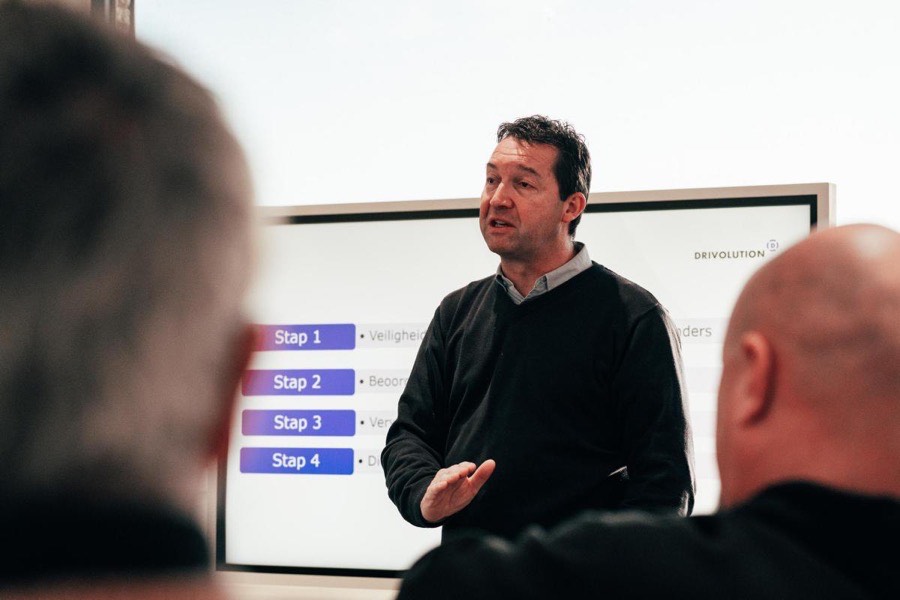 Instructeur geeft theorie in een kleine groep
