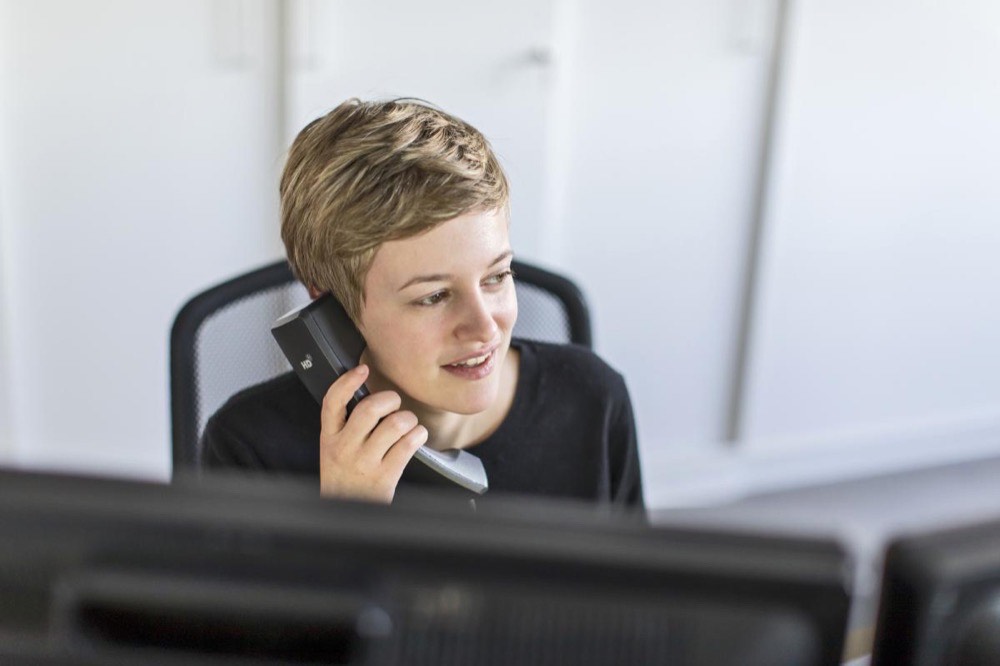 Medewerker van DrivOlution helpt telefonisch met de subsidieaanvraag