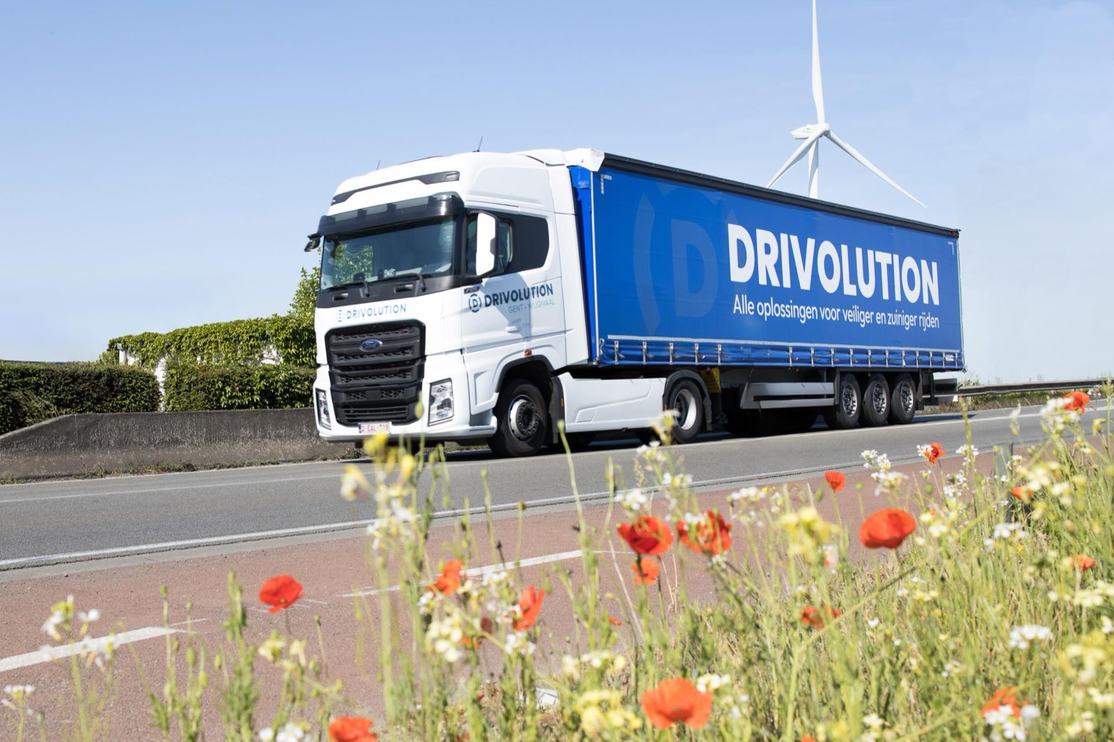 Vrachtwagen van DrivOlution op de baan